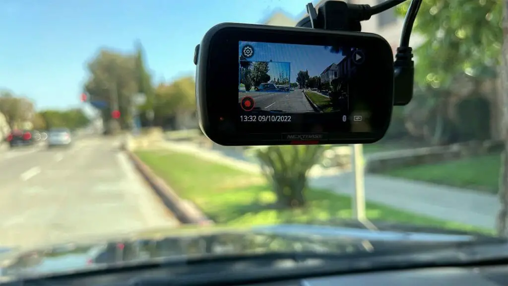What are the benefits of having a dash cam with loop recording?